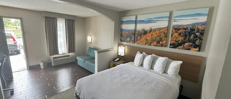 Standard Room, 1 Queen Bed | Bathroom | Combined shower/tub, free toiletries, hair dryer, towels