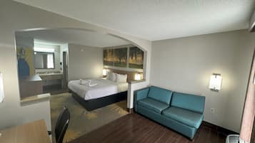 Habitación estándar, 1 cama King size | Área de sala de estar | Televisión de 42 pulgadas con canales por cable