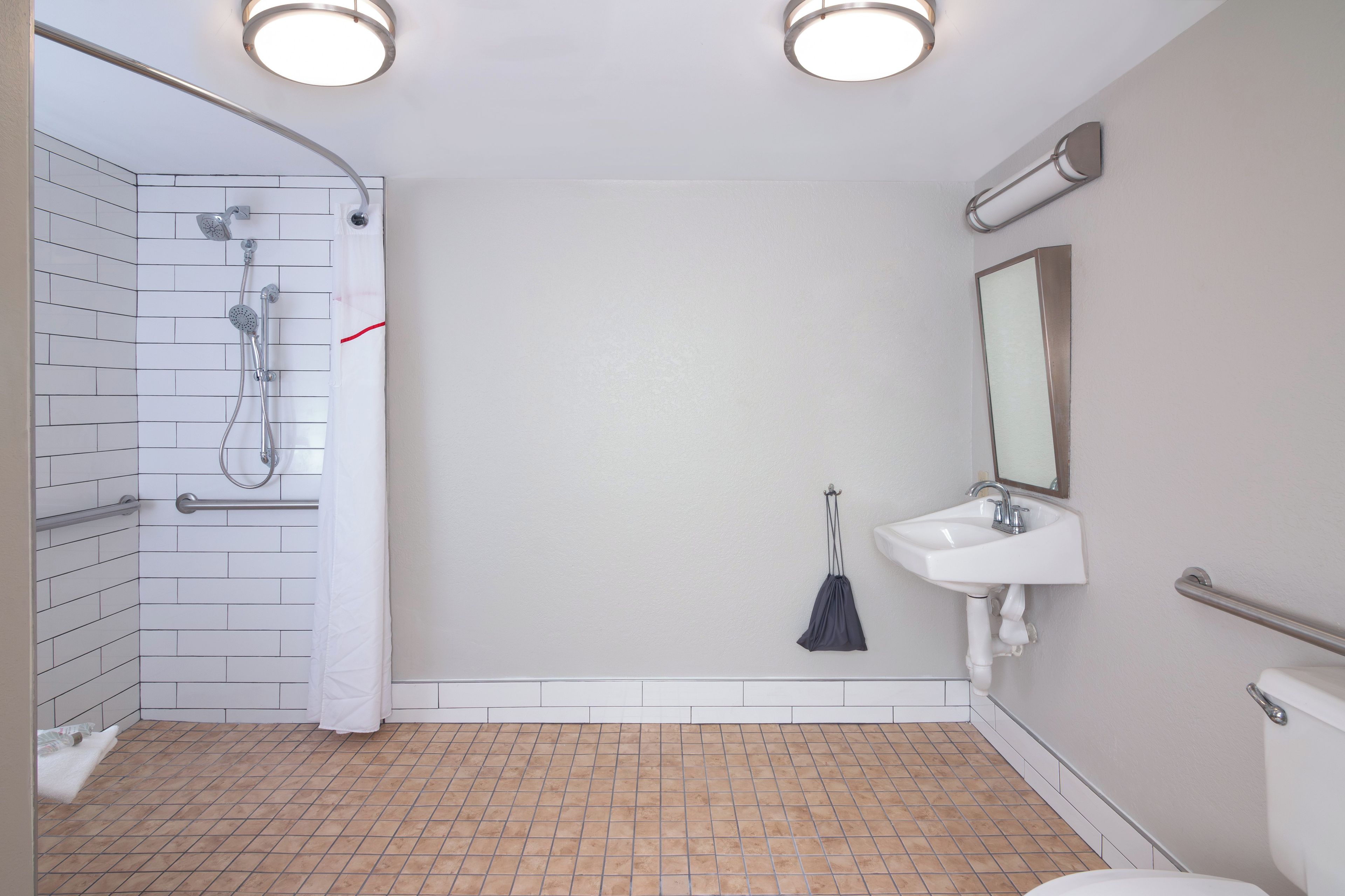 Une salle de bain avec une douche, un lavabo et des toilettes.