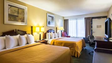 Escritorio, cortinas blackout y tabla de planchar con plancha