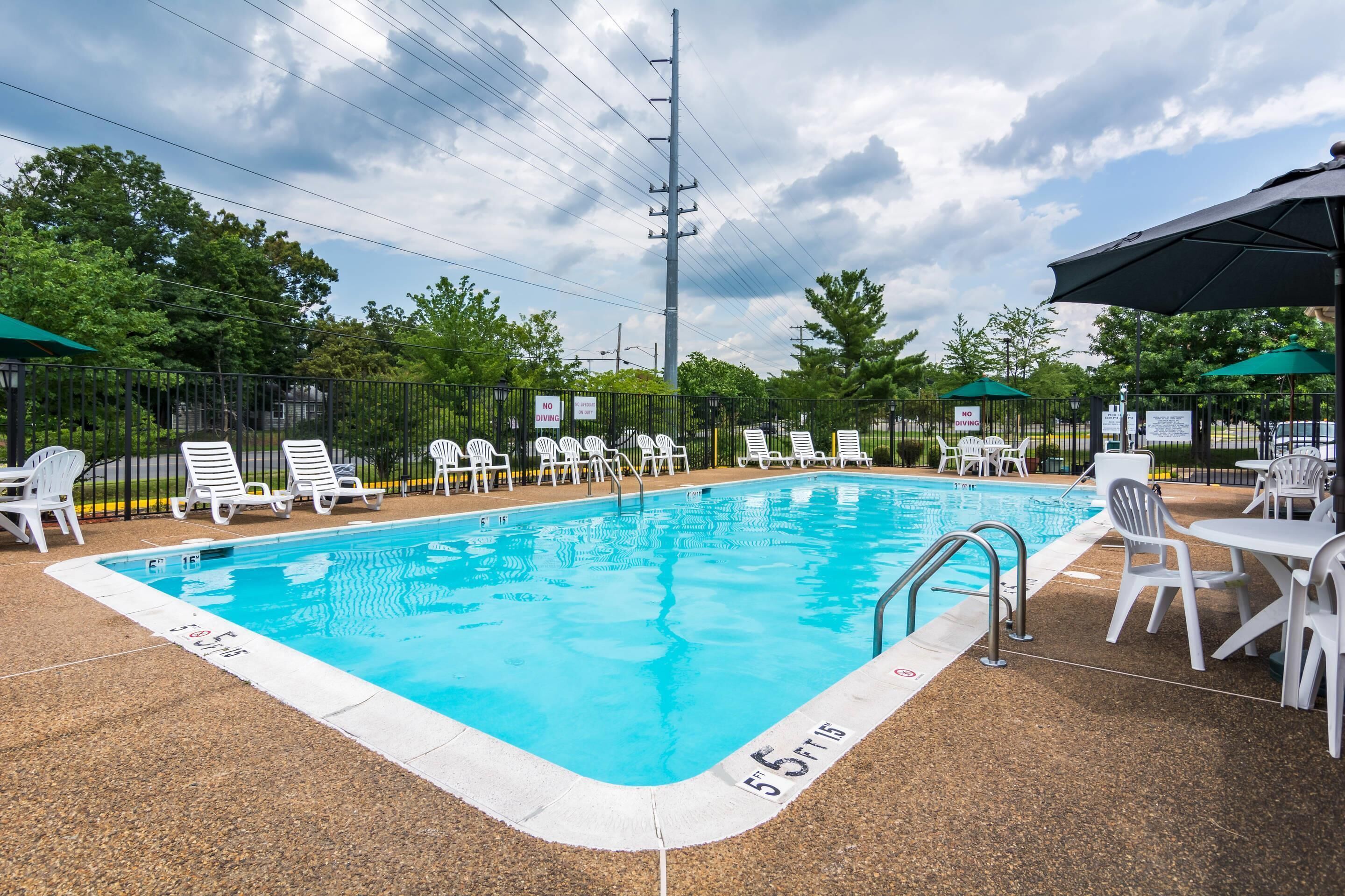 Una piscina al aire libre de temporada