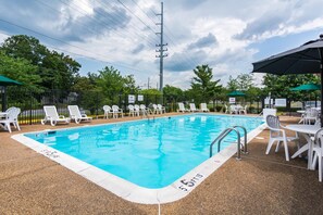 Piscine extérieure (ouverte en saison)