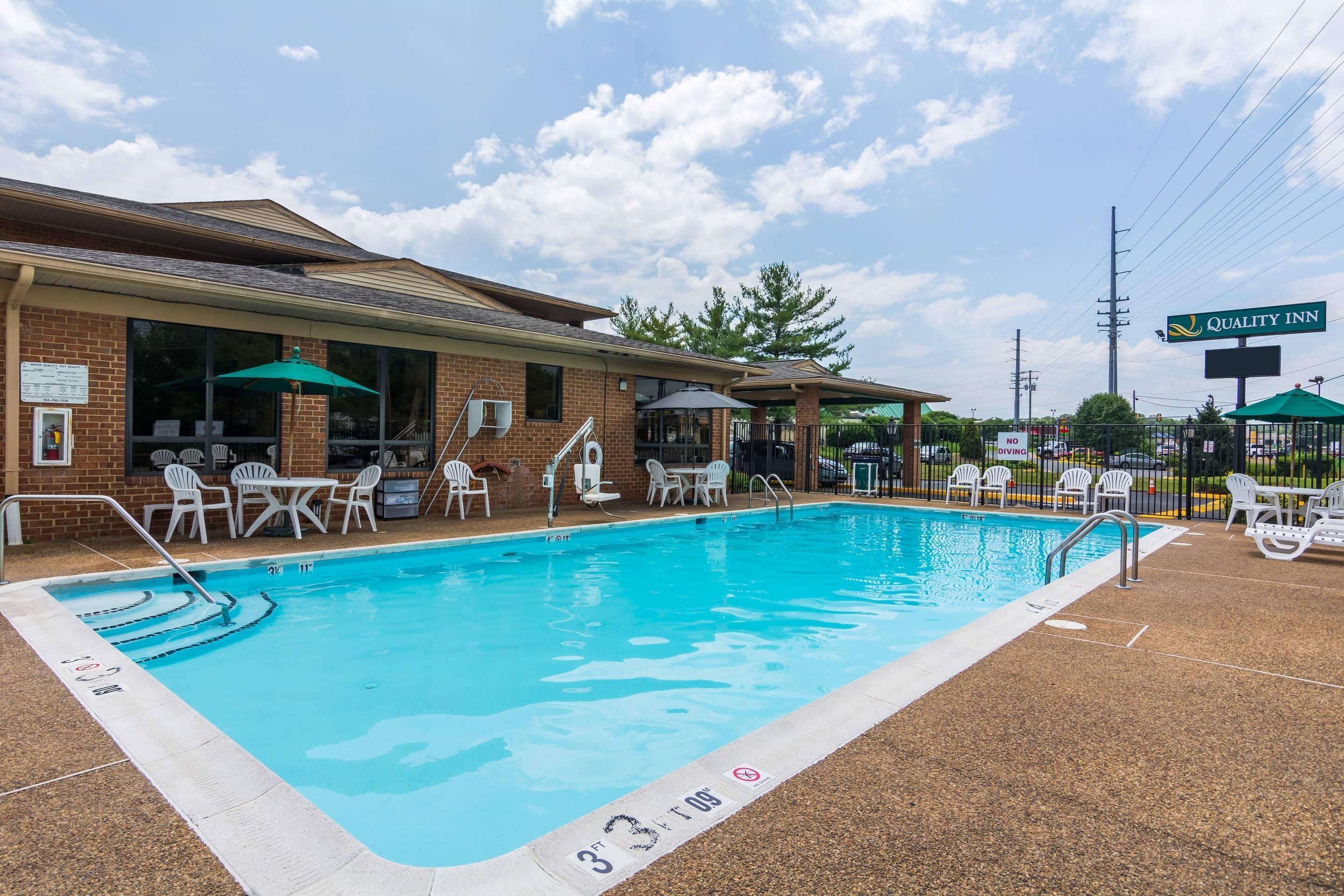 Una piscina al aire libre de temporada
