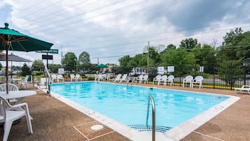 Una piscina al aire libre de temporada