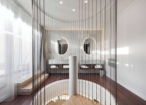 淋浴花灑、名牌盥洗用品、吹風機、毛巾