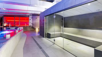 Een sauna, een bubbelbad, een stoombad, een Turks bad/hammam