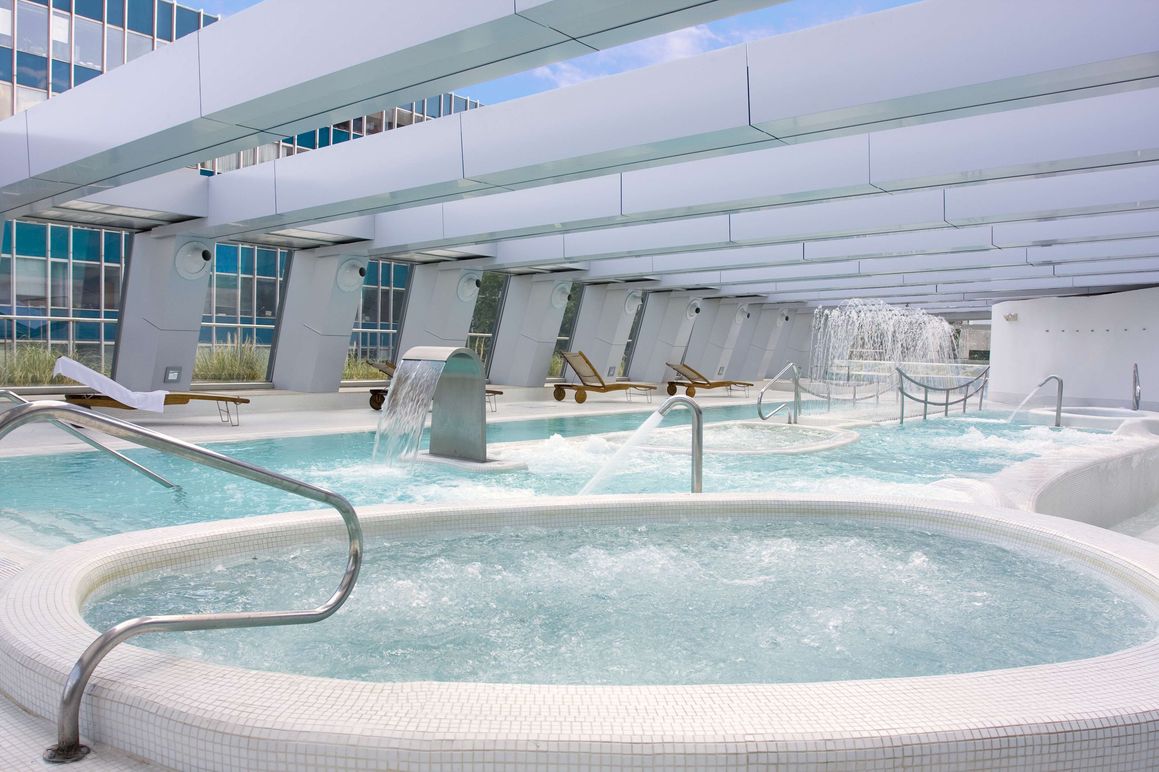 Sauna, hot tub, steam room, Turkish bath/hammam, body treatments