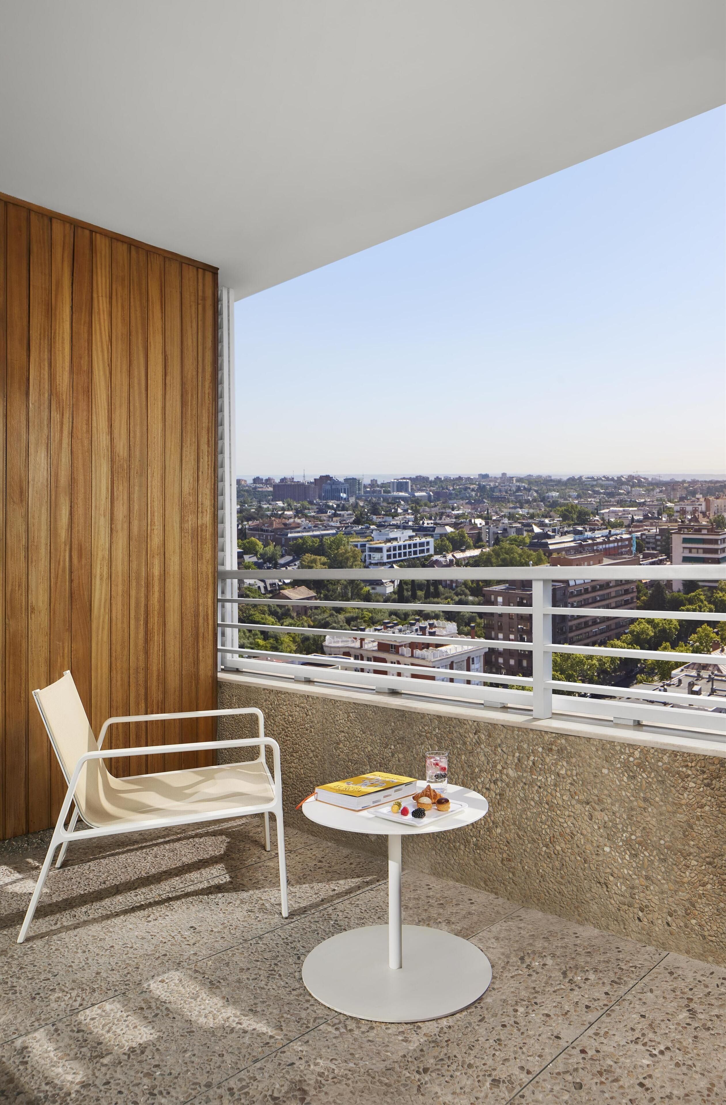 أغطية فراش متميزة وميني بار وخزنة داخل الغرفة ومكتب