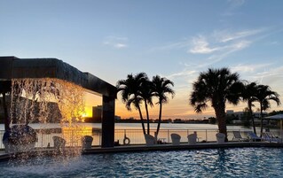 Una piscina al aire libre, sillones reclinables de piscina