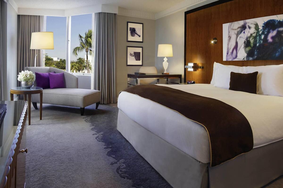 Superior Room, 1 Katil Raja (King), City View | Peralatan tempat tidur premium, tilam berlapik, peti besi dalam bilik