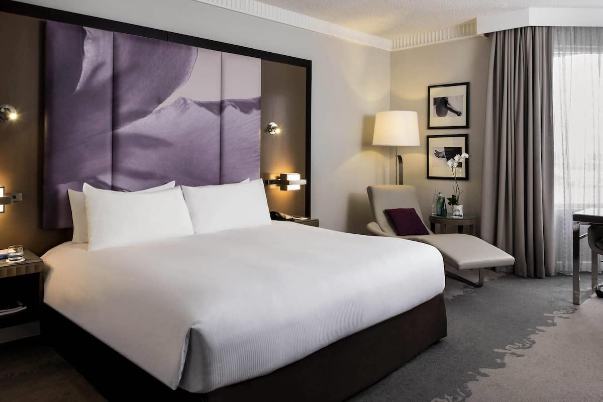 Deluxe-huone, 1 suuri parisänky, näköala laguunille | Ylelliset vuodevaatteet, pillowtop-patjalliset sängyt