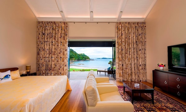 Allergitestade sängkläder, värdeförvaringsskåp på rummet och skrivbord