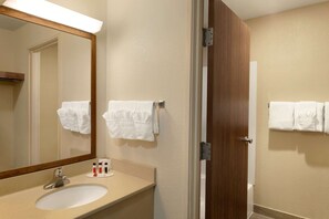 Regadera, amenidades de baño gratuitas, secadora de cabello, toallas