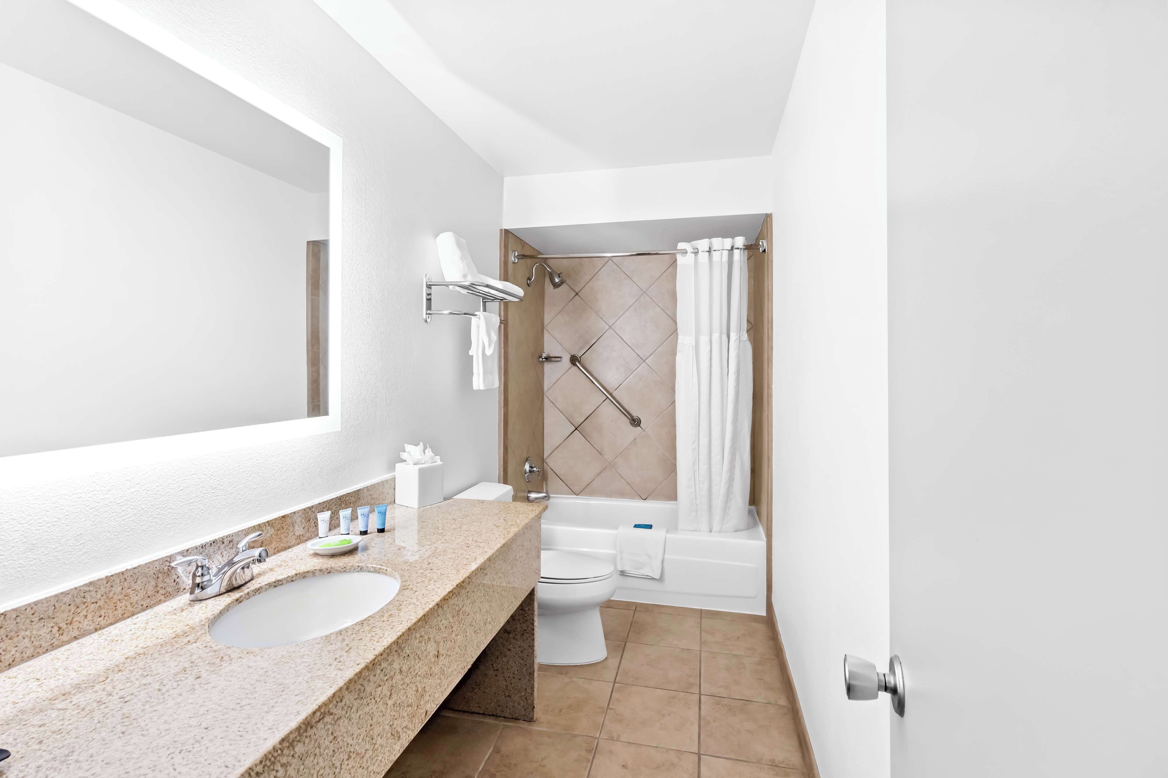 standard room, 1 king bed | bathroom | combined shower/bathtub, eco-friendly toiletries, hair dryer, towels