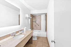 Chambre Standard, 1 très grand lit | Salle de bain | Ensemble douche/baignoire, articles de toilette écologiques