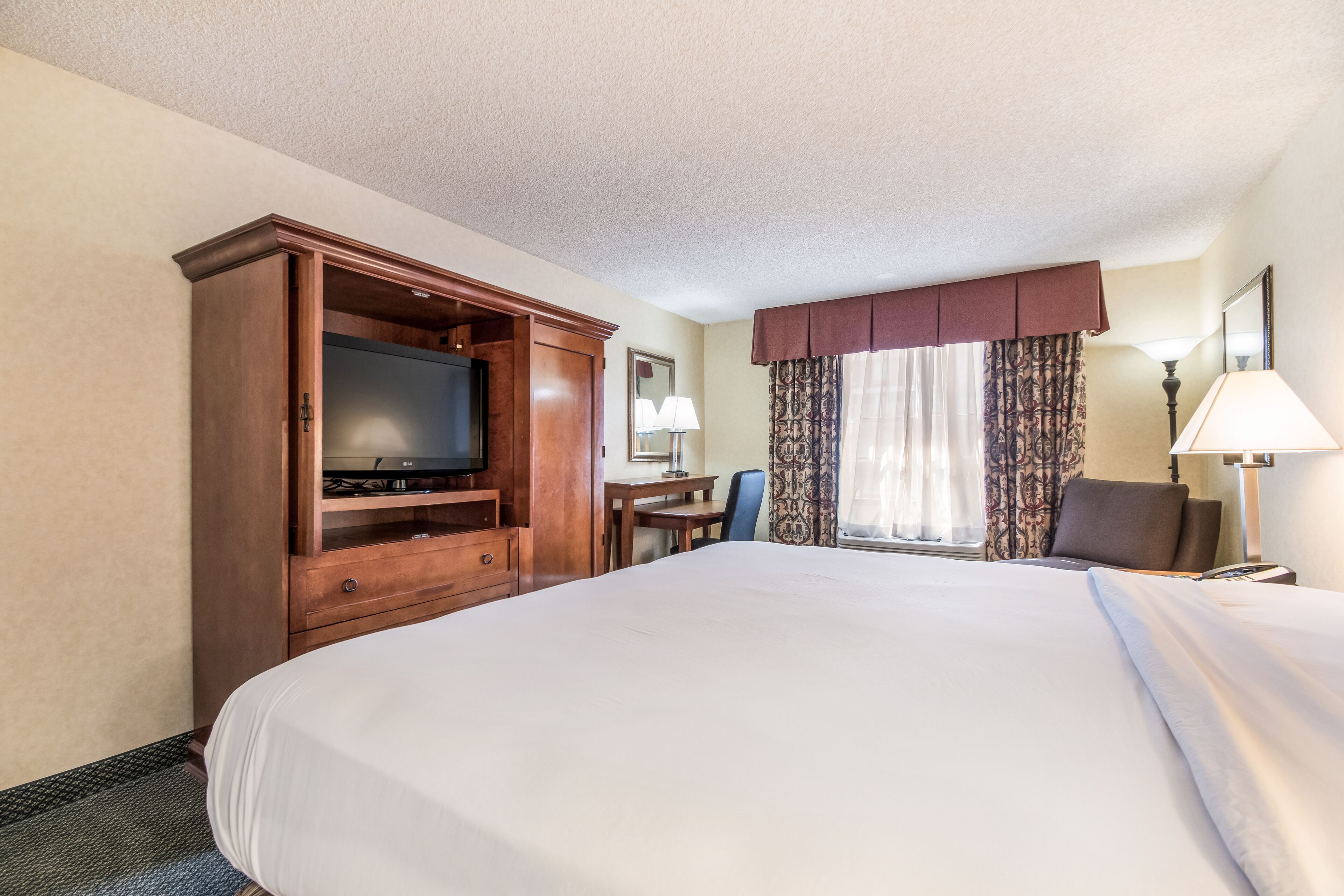 premium bedding, pillow-top beds, in-room safe, desk