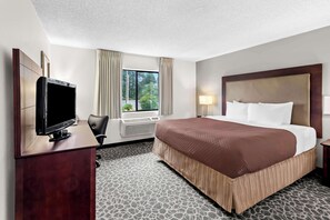Premium bedding, pillowtop beds, in-room safe, desk - Red Lion Hotel Portland Airport (Portland)