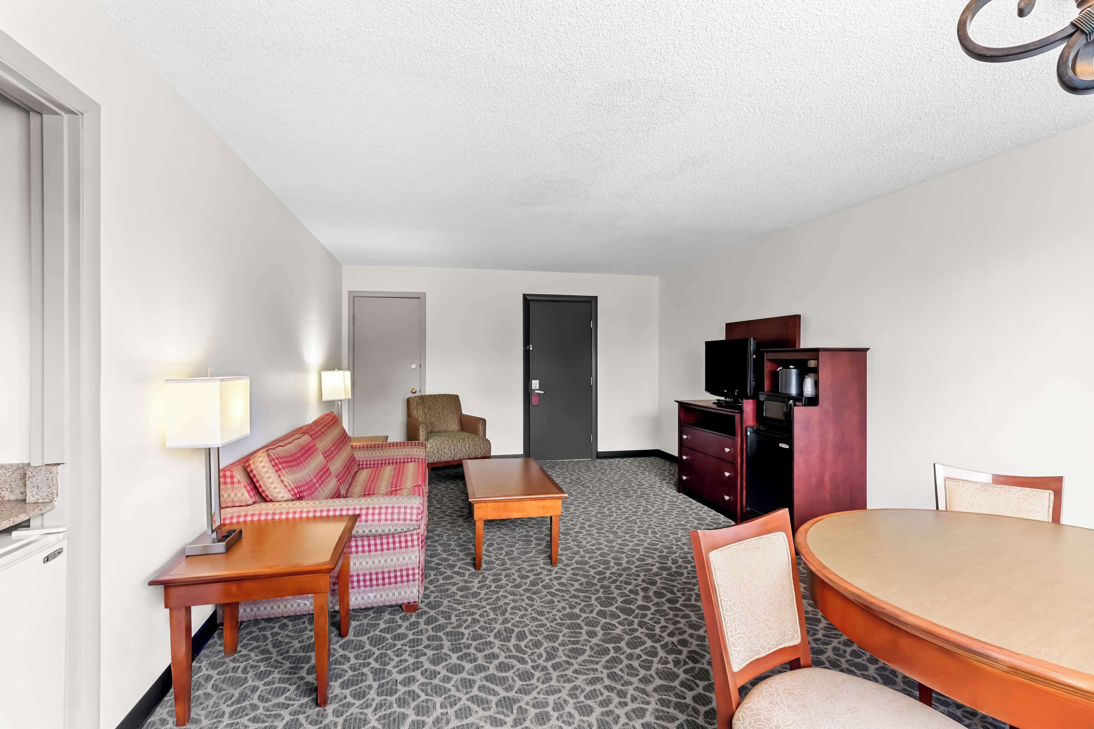 premium bedding, pillow-top beds, in-room safe, desk