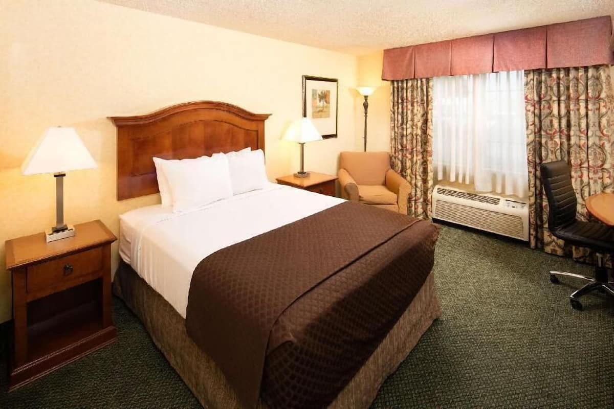 Premium bedding, pillow-top beds, in-room safe, desk