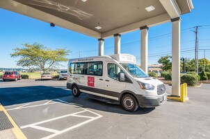 Un fourgon blanc portant les inscriptions « Aéroport de Portland » et « DOMICILE » était garé devant une station-service.