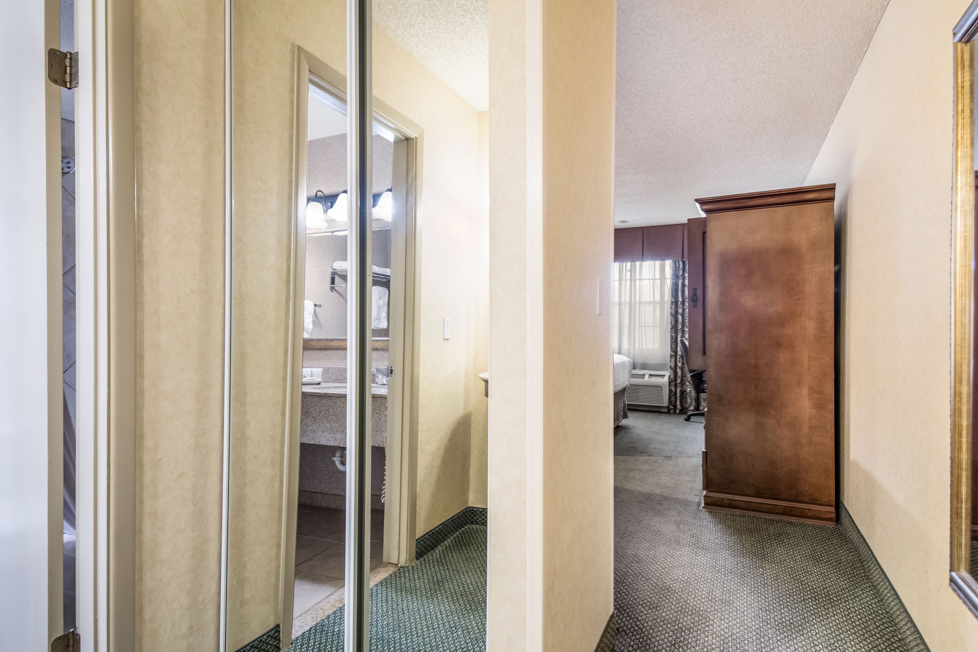 premium bedding, pillow-top beds, in-room safe, desk