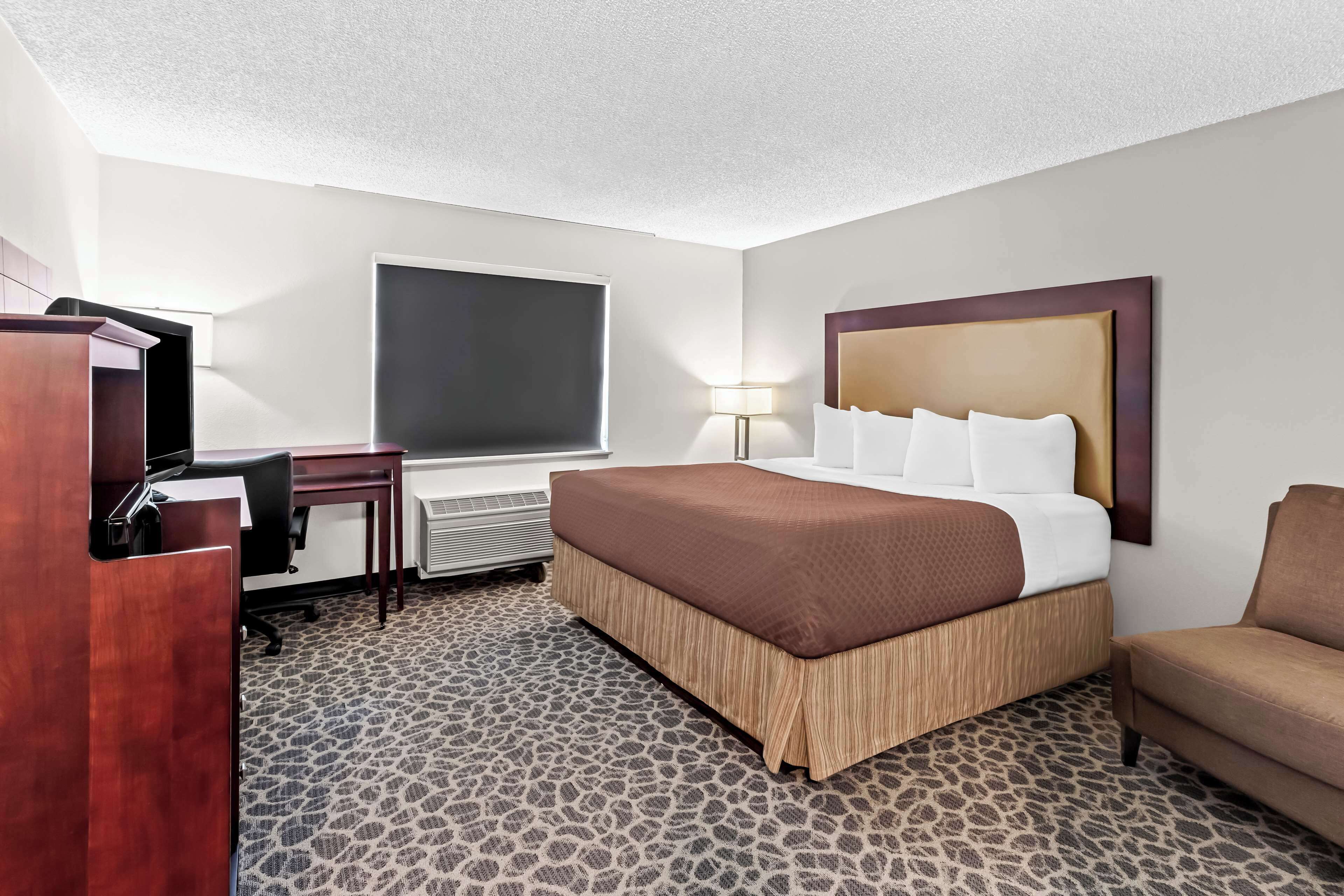 standard room, 1 king bed | premium bedding, pillow-top beds, in-room safe, desk