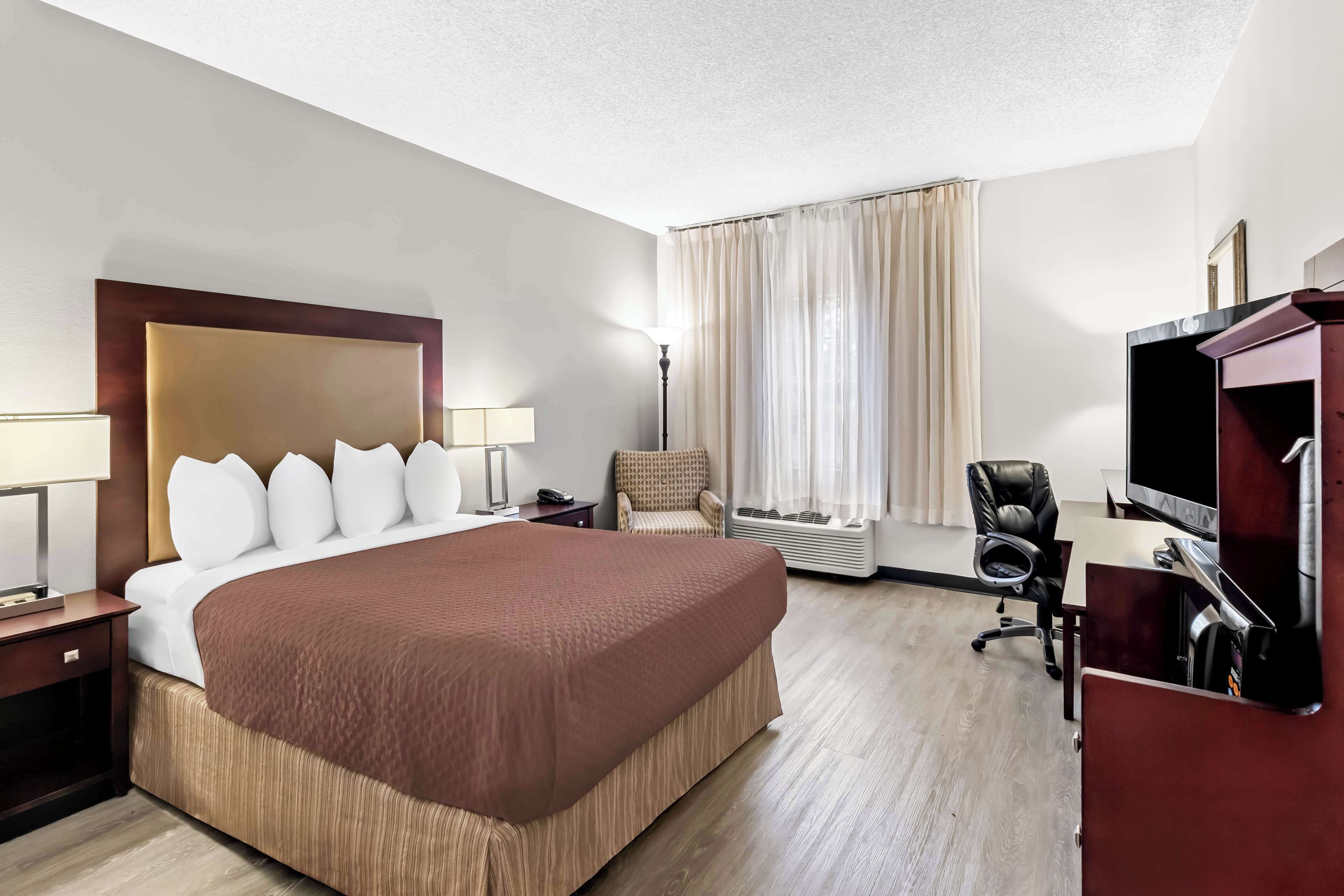 premium bedding, pillow-top beds, in-room safe, desk