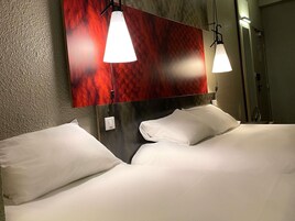 Escritorio, cortinas blackout y sistema de insonorización 
