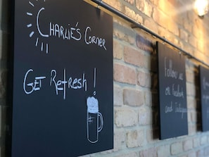 供應午餐及晚餐；本地菜