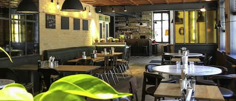 Aperto a pranzo e cena, cucina locale