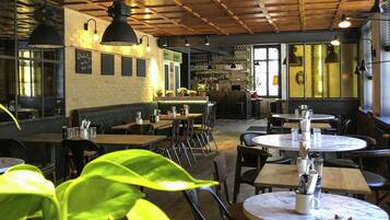 Déjeuner et dßner servis sur place, spécialités Cuisine locale