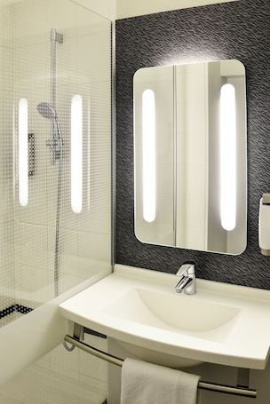 Standard Room | Bathroom. ibis Saint Omer Centre