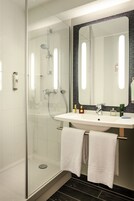 Ducha, artículos de tocador ecológicos, secador de pelo, toallas
