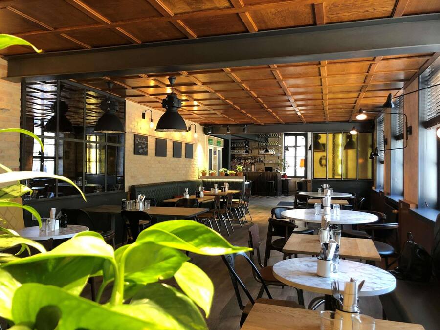 Serveert lunch en diner, lokale gerechten