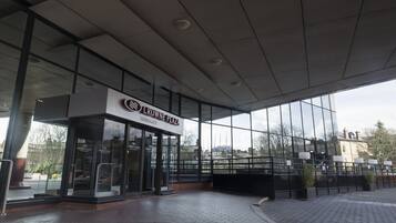 Un bâtiment moderne doté d’une façade en verre et d’une enseigne indiquant « Crowne Plaza Harrogate ».