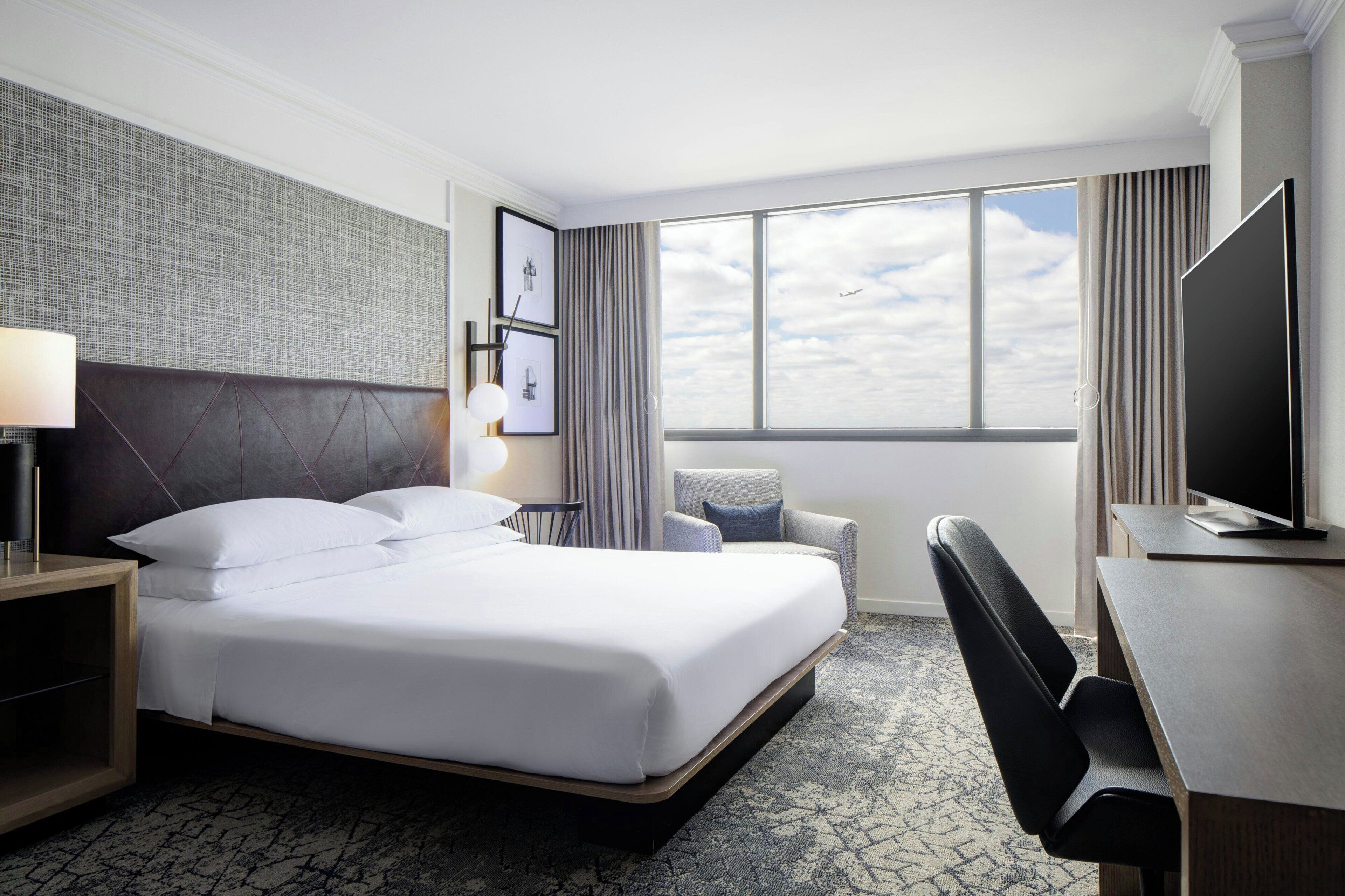 房內夾萬、書桌、手提電腦工作空間、遮光窗簾/窗簾