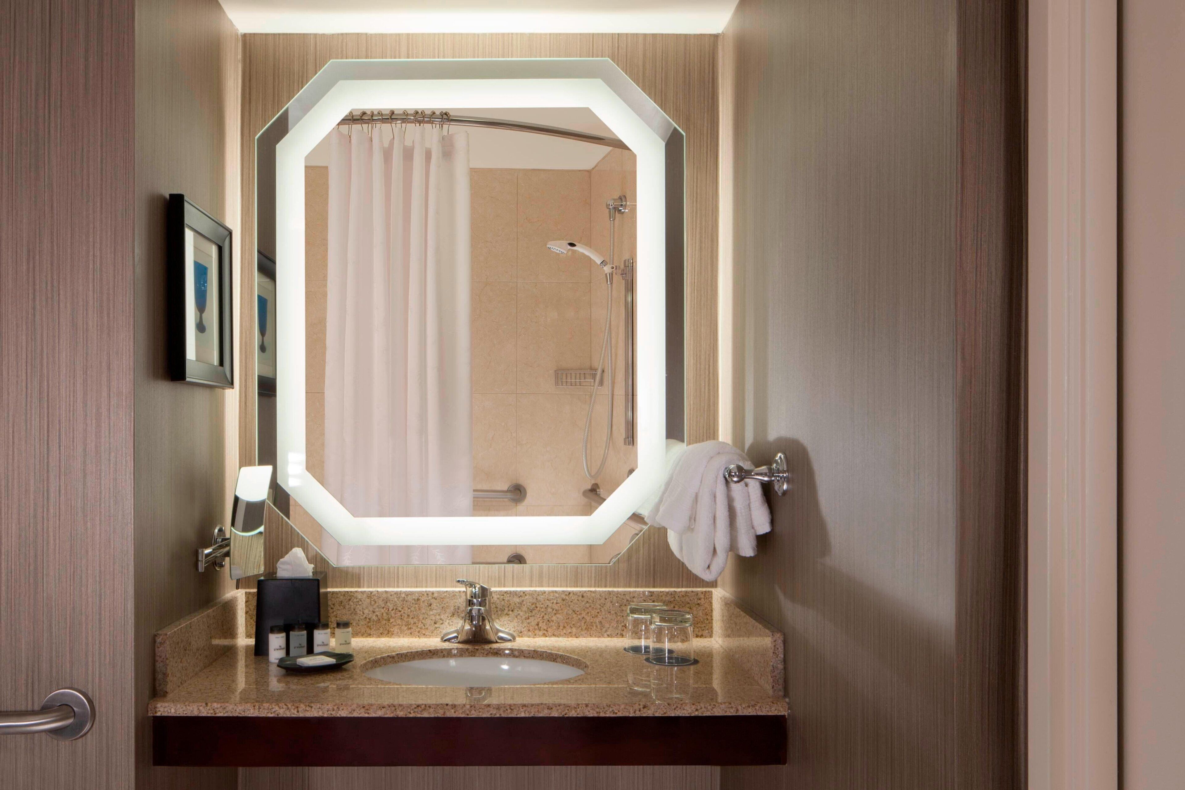 combined shower/bathtub, free toiletries, towels