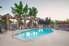Seasonal outdoor pool - Red Lion Hotel Boise Downtowner (Boise)