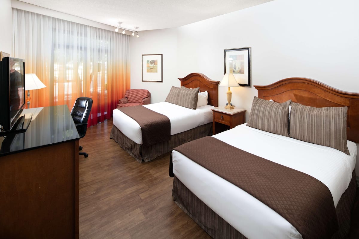 1 bedroom, pillowtop beds, desk, laptop workspace