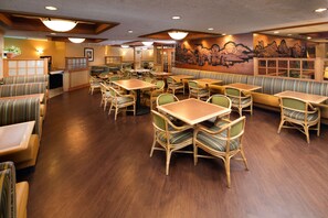 Daily continental breakfast (USD 7 per person) - Red Lion Hotel Boise Downtowner (Boise)