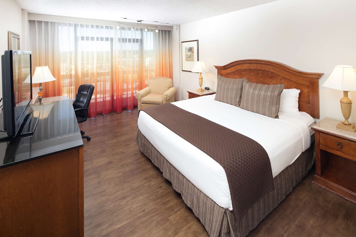 1 bedroom, pillowtop beds, desk, laptop workspace