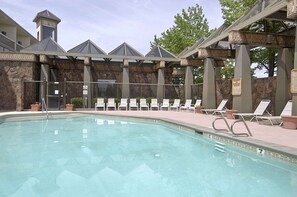 Una piscina al aire libre de temporada