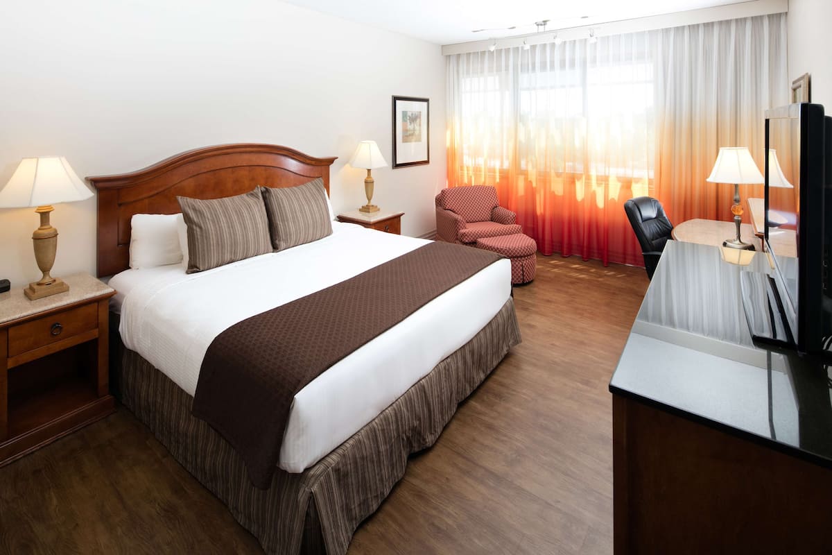 1 bedroom, pillowtop beds, desk, laptop workspace