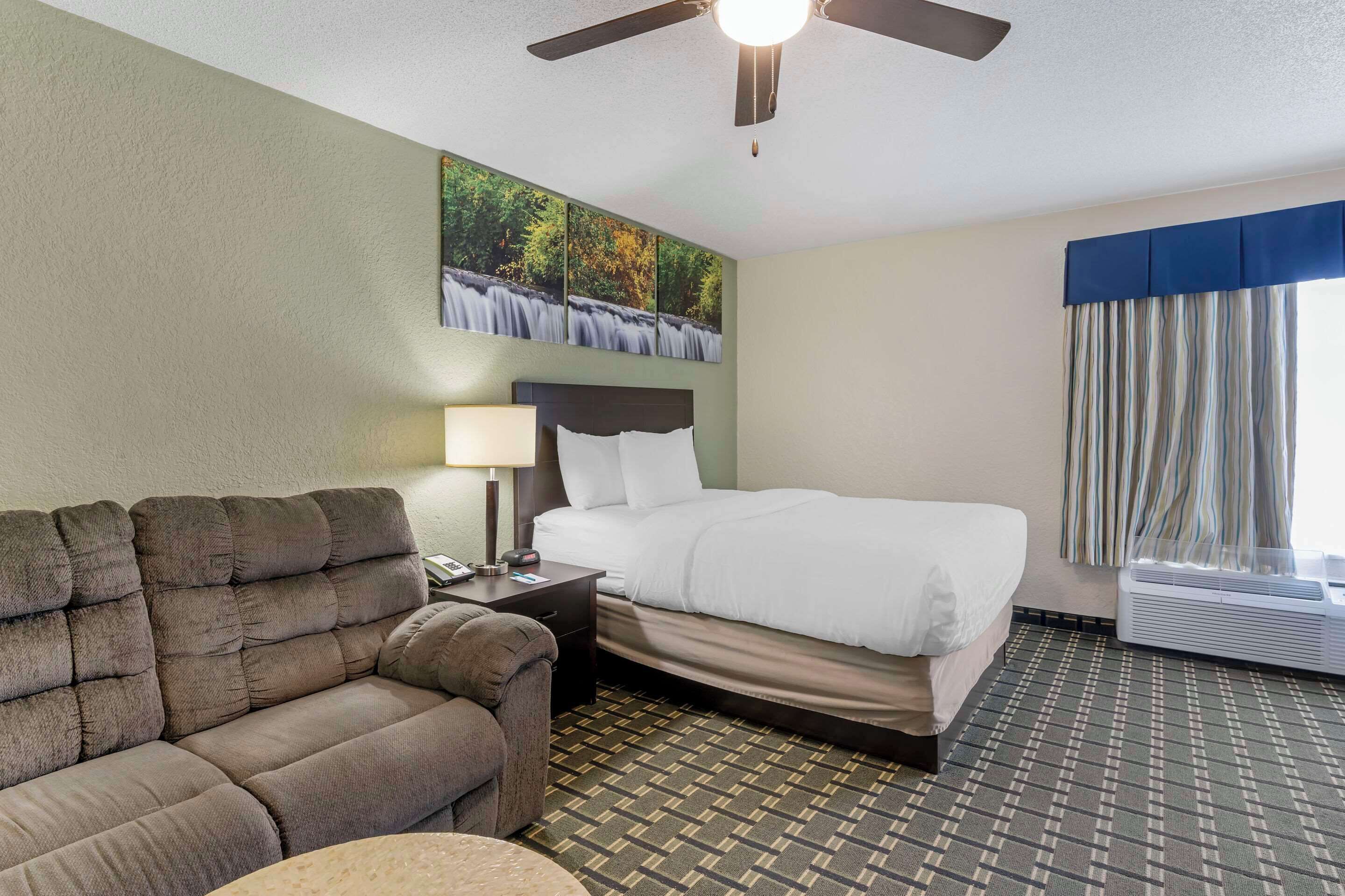 hypo-allergenic bedding, in-room safe, laptop workspace