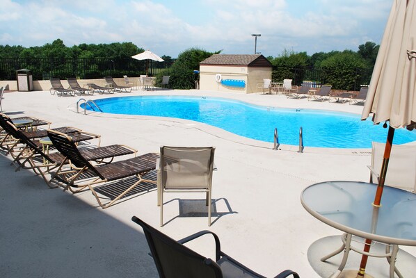 Piscine extérieure, parasols de plage, chaises longues