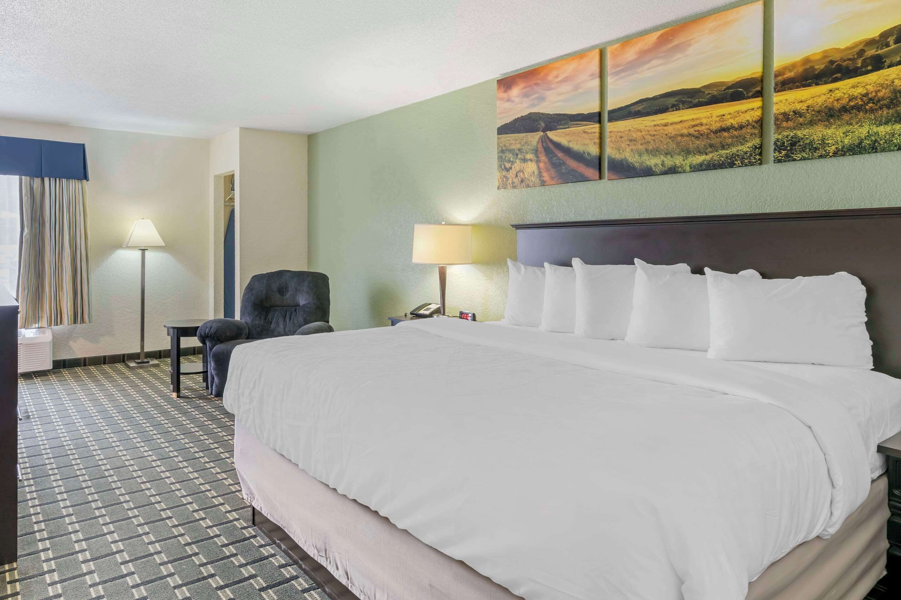 hypo-allergenic bedding, in-room safe, laptop workspace