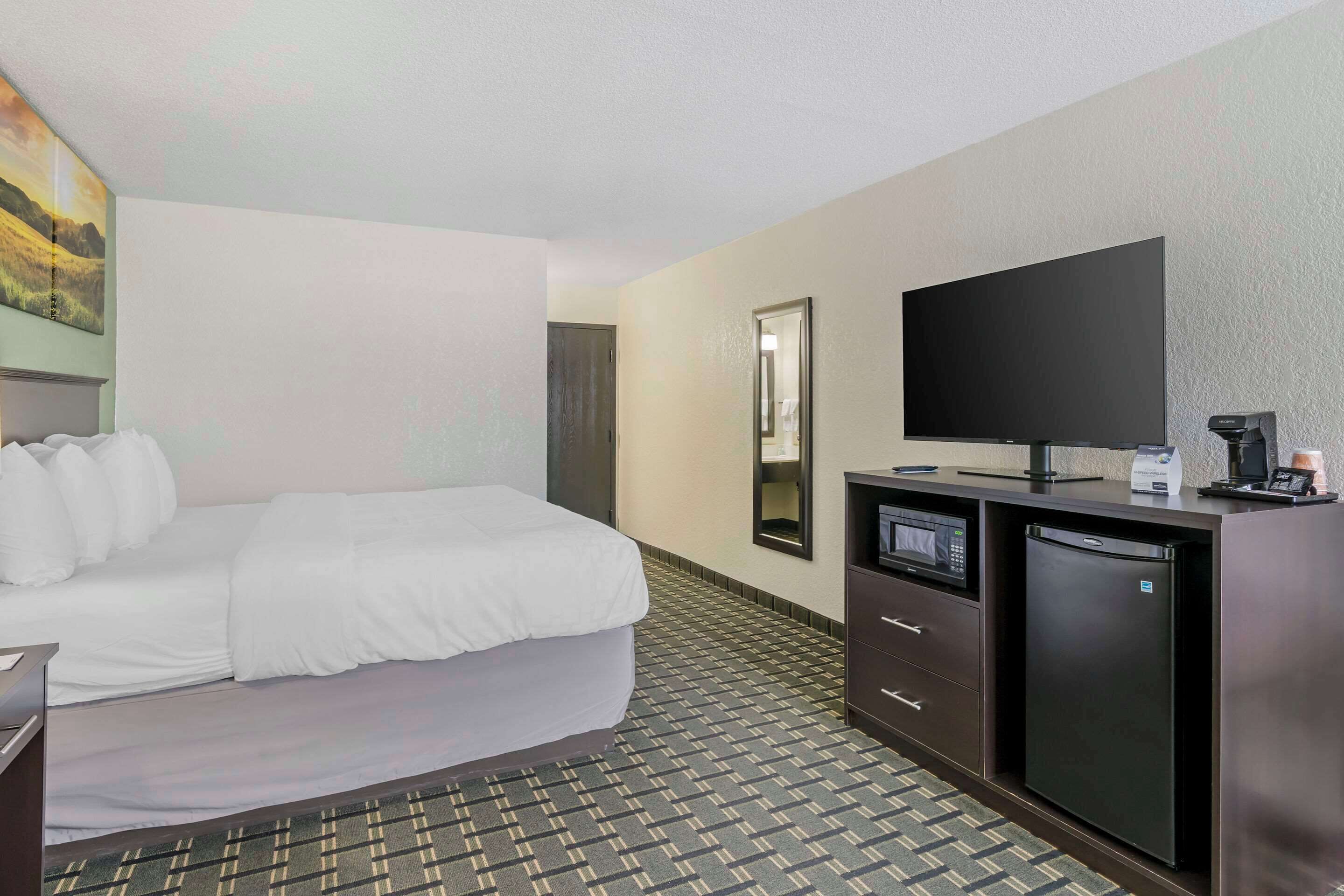 hypo-allergenic bedding, in-room safe, laptop workspace