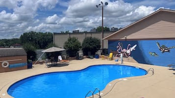 Piscina externa, guarda-sóis, espreguiçadeiras
