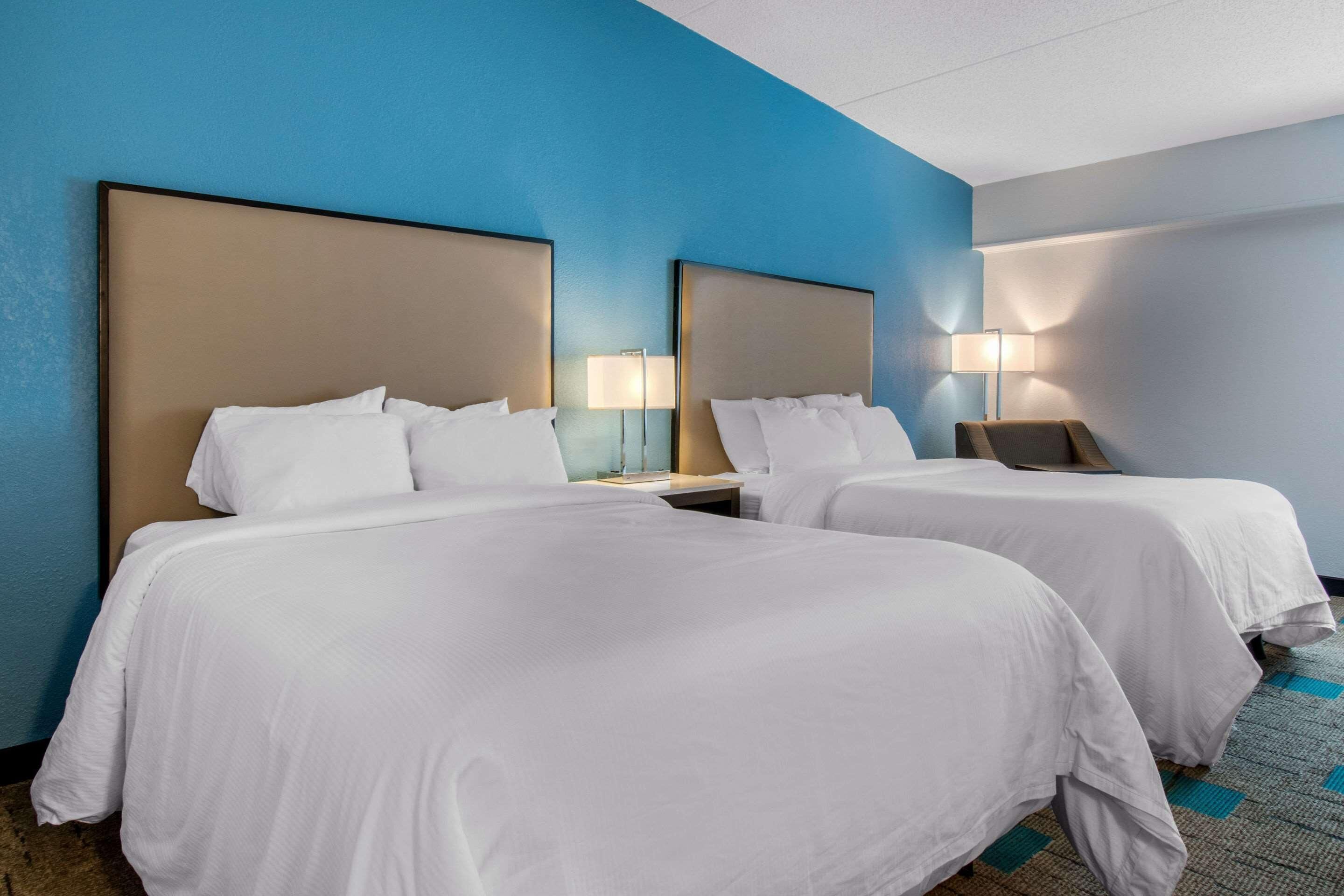 Luxe beddengoed, bedden met traagschuimmatrassen, een bureau