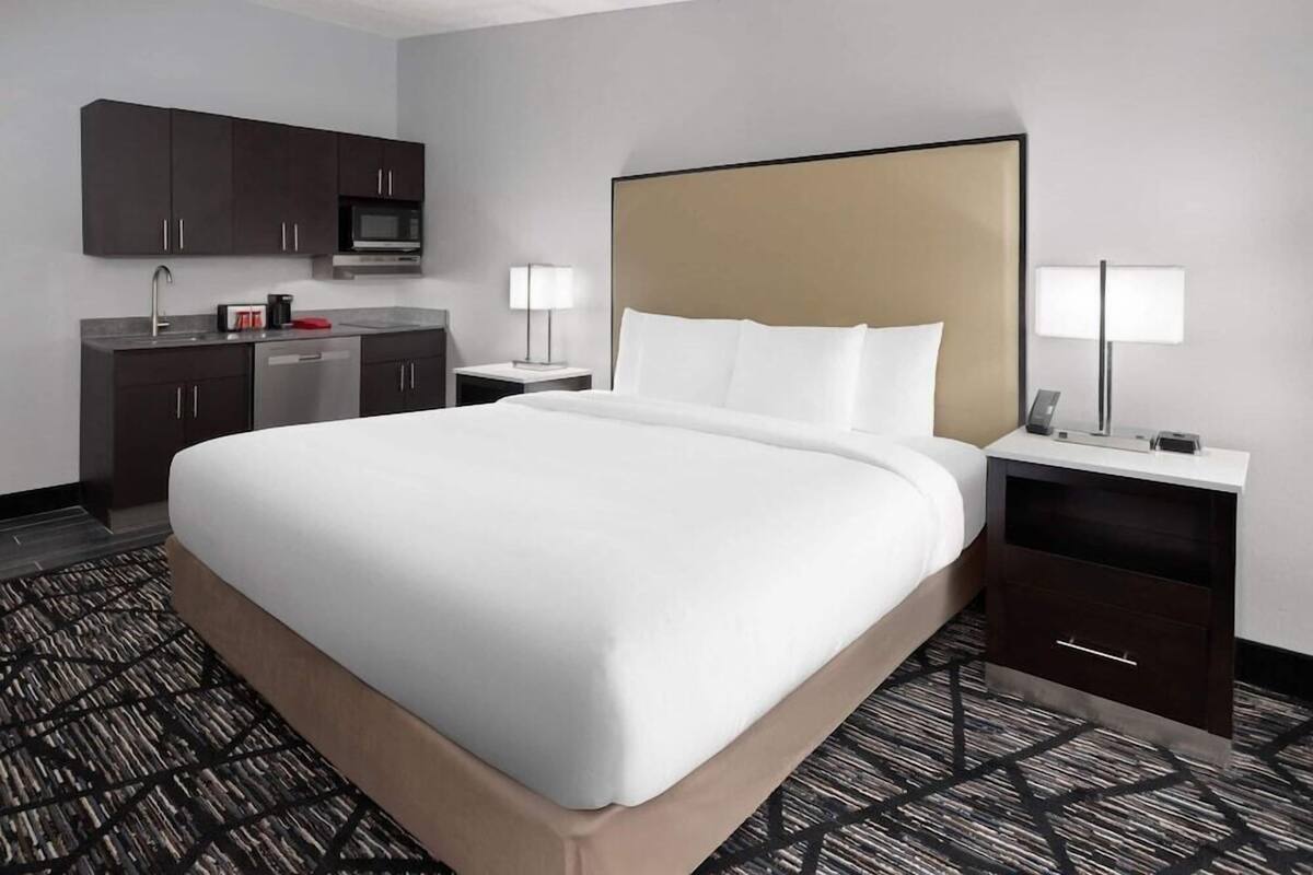 Hochwertige Bettwaren, Betten mit Memory-Foam-Matratzen, Schreibtisch